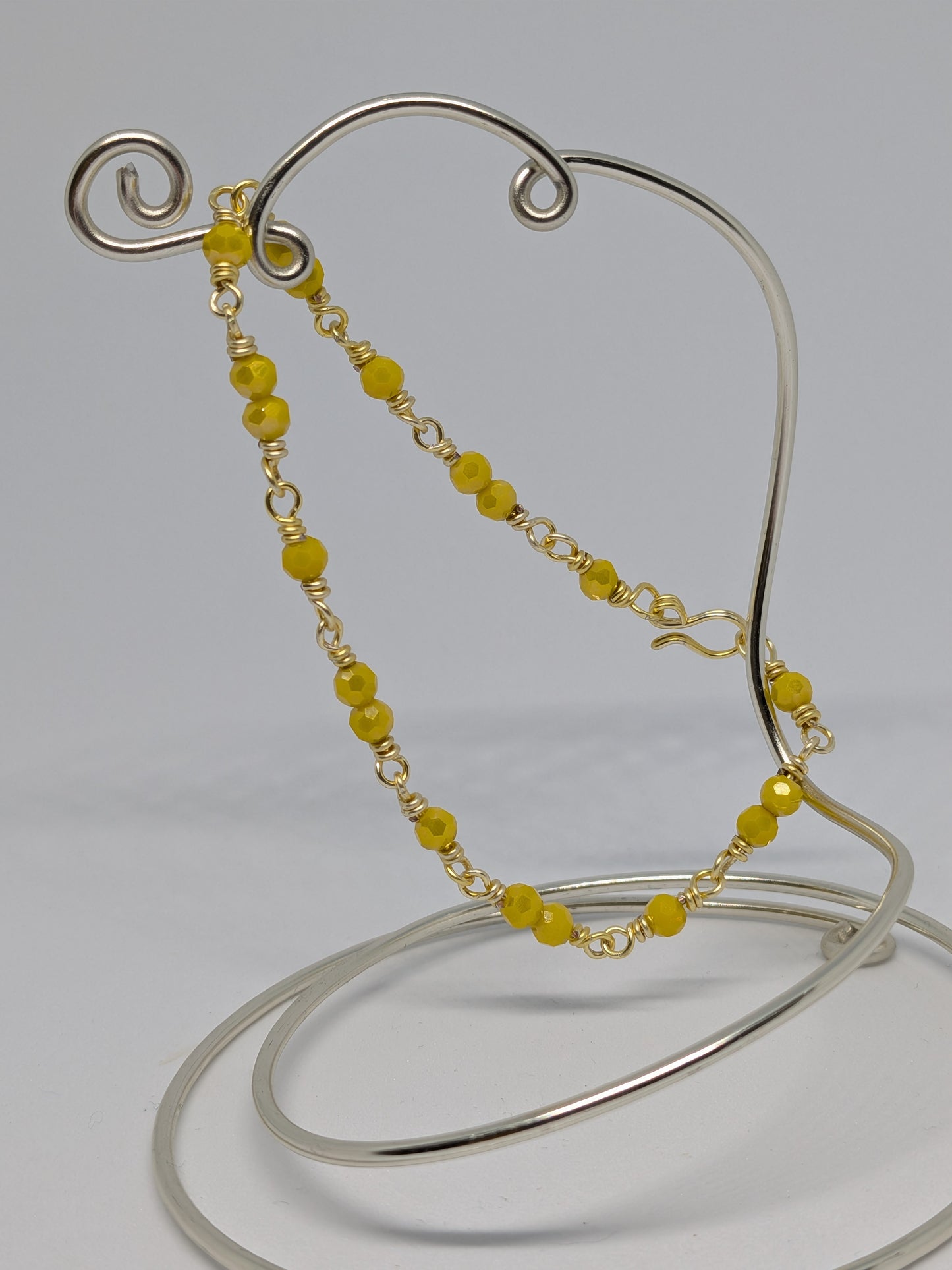 Elegantes Glieder-Armband in Hellgold mit geschliffenen gelben Glasperlen