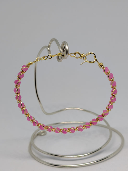 Elegantes Armband in Hellgold mit geschliffenen pinken Glasperlen