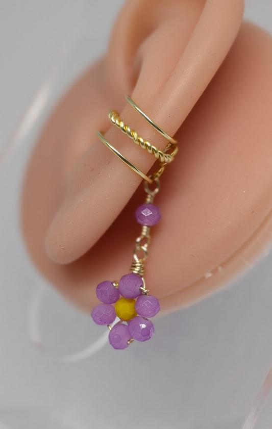 Ein Paar Earcuffs in Hellgold mit Blumenanhänger in sommerlich leuchtendem Flieder