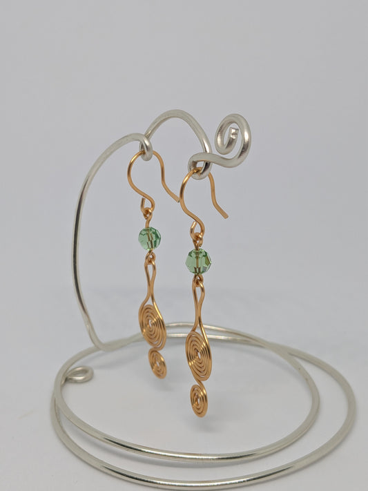 Goldener Ohrring mit grüner Perle