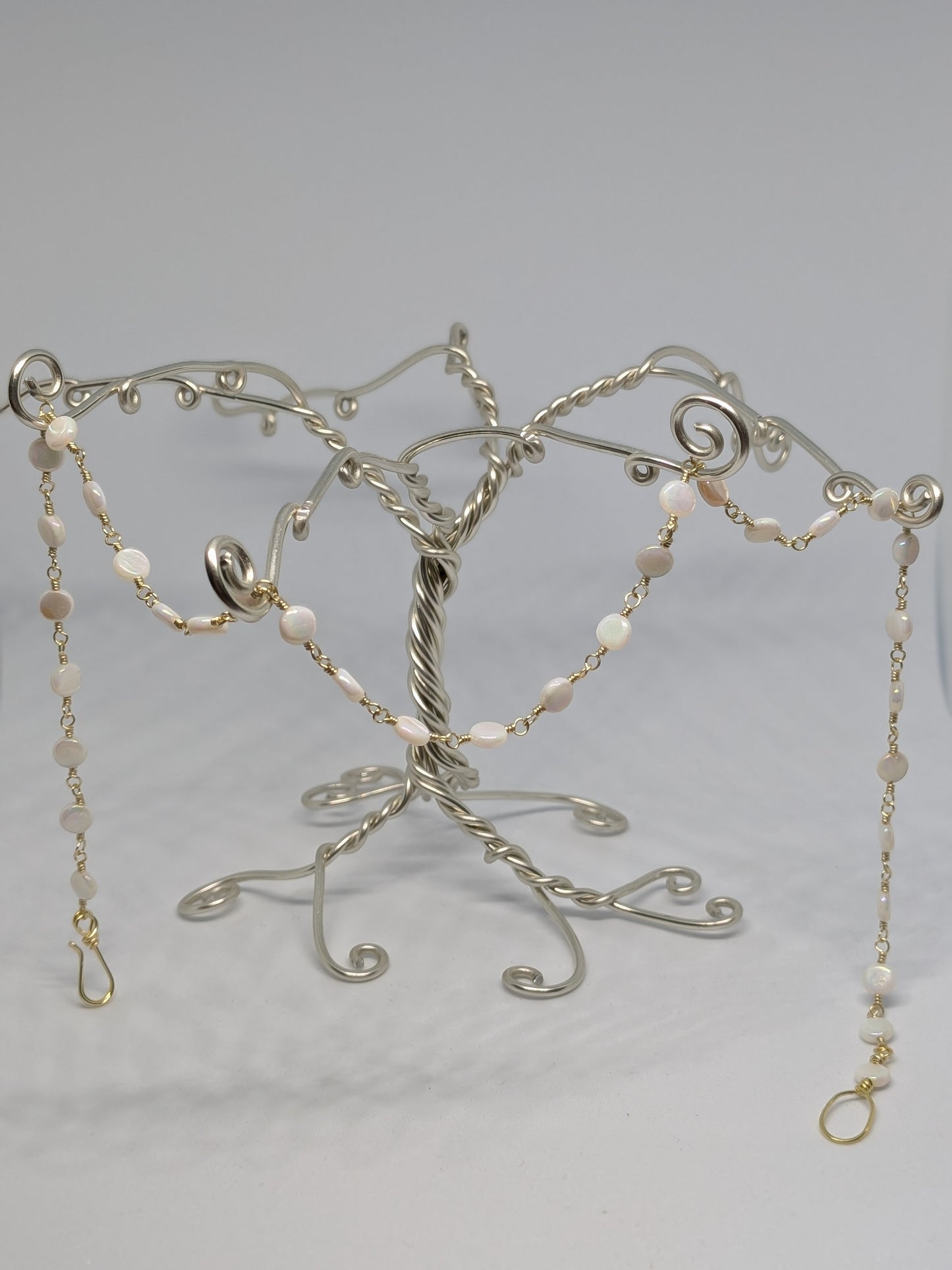 Elegante hellgoldene Kette mit weißen Muschelperlen