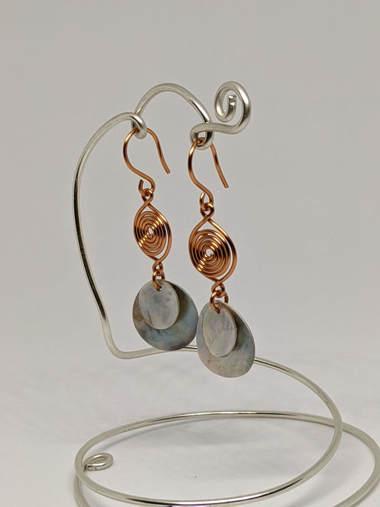 Hänge-Ohrringe mit Spiralen und Muschelplättchen