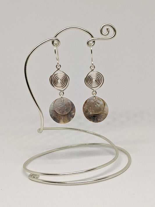 Hänge-Ohrringe in Silber mit Spirale und Muschelplättchen