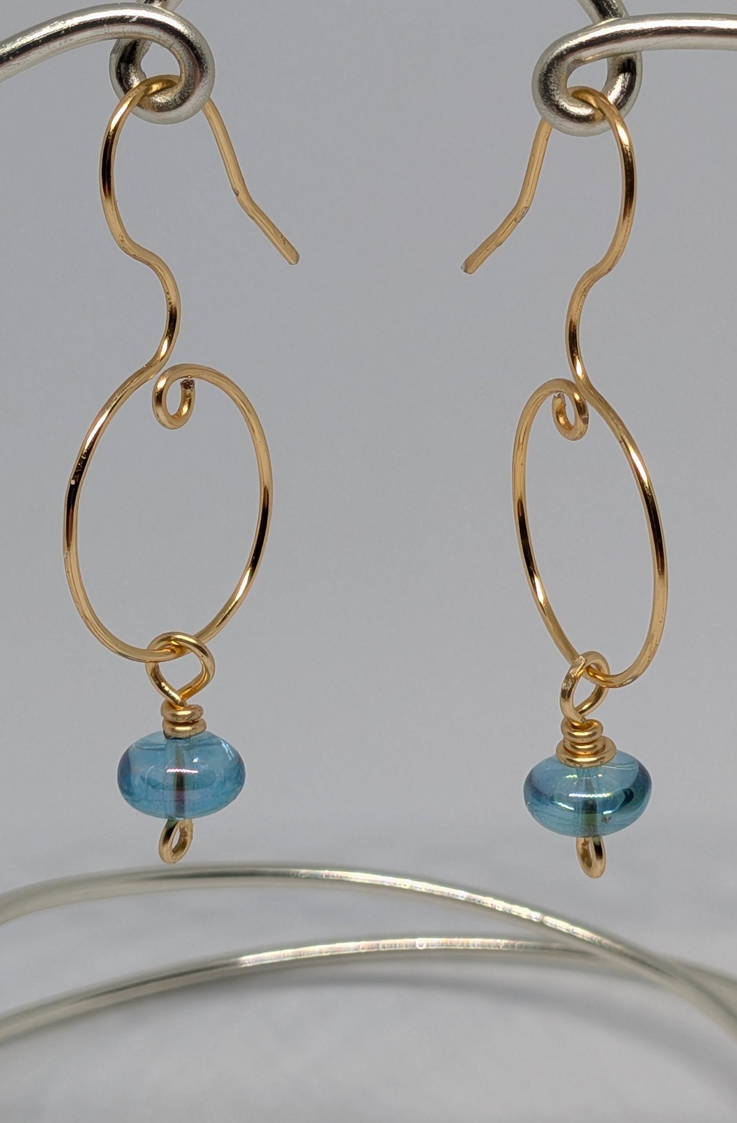 Blaue Glasperlen auf goldfarbenen Draht
