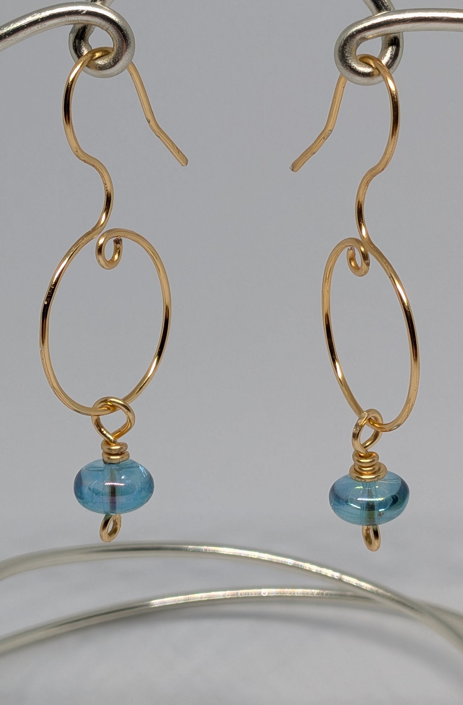 Blaue Glasperlen auf goldfarbenen Draht