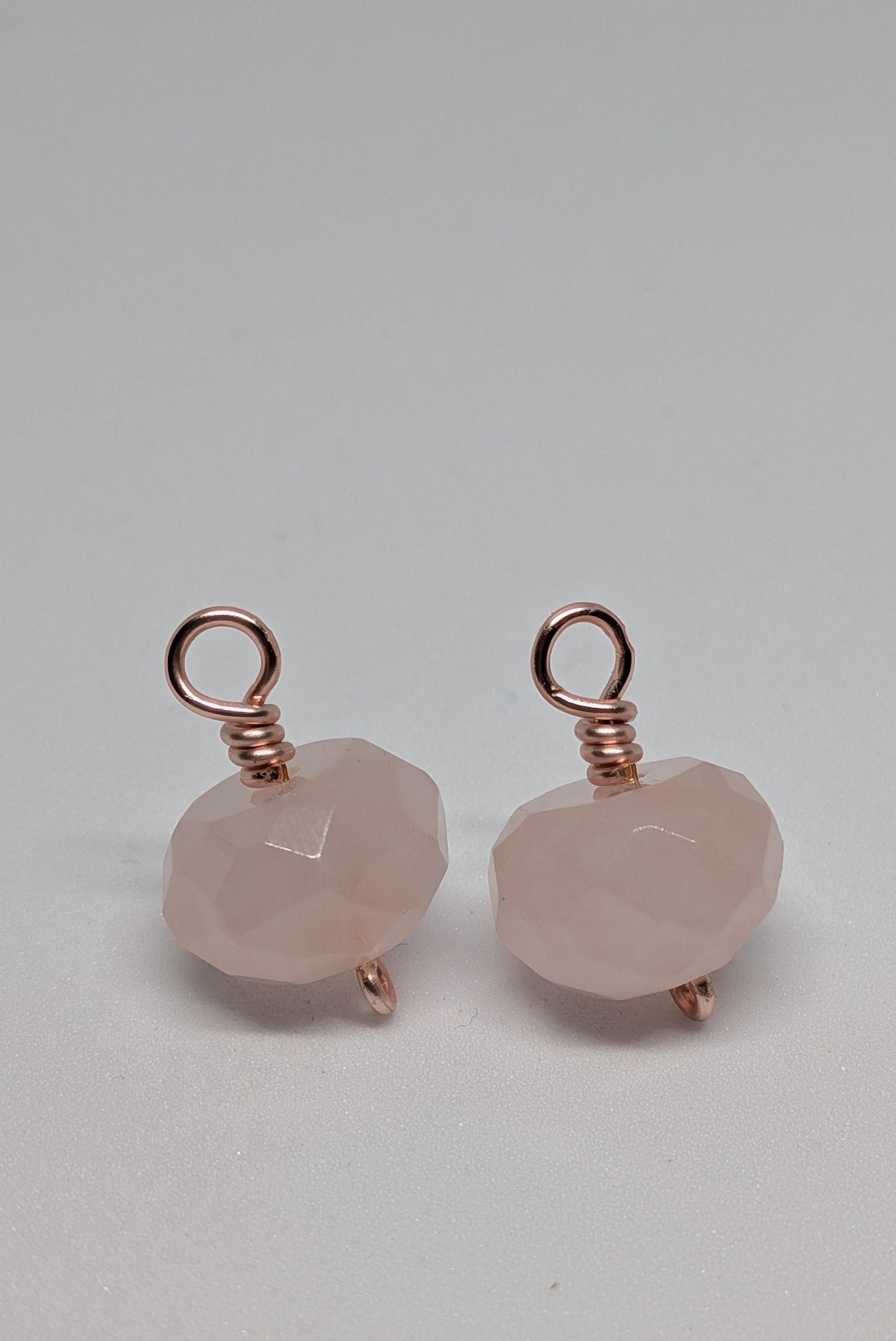 Facettierte Rosenquarzanhänger auf roségoldfarbenen Draht