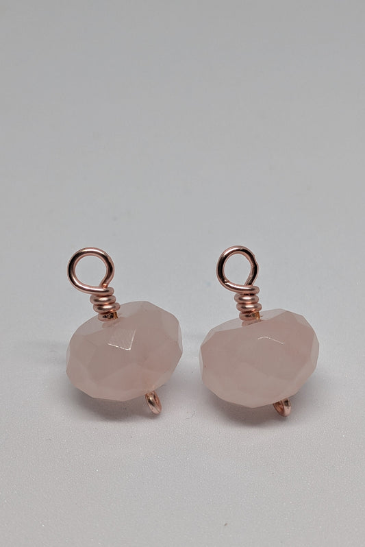 Facettierte Rosenquarzanhänger auf roségoldfarbenen Draht