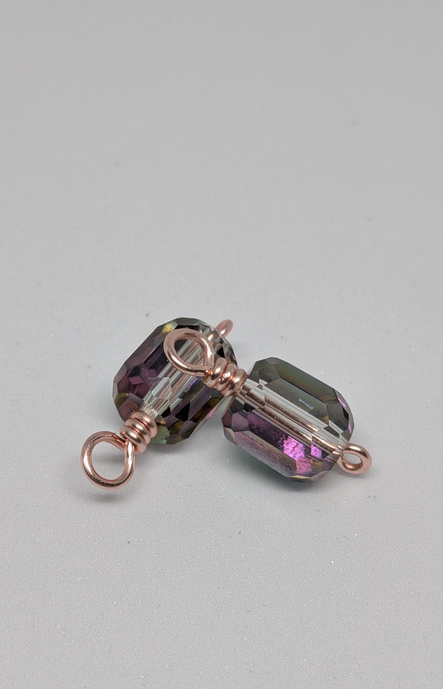 Facettierte Glasperle auf roségoldfarbenen Draht