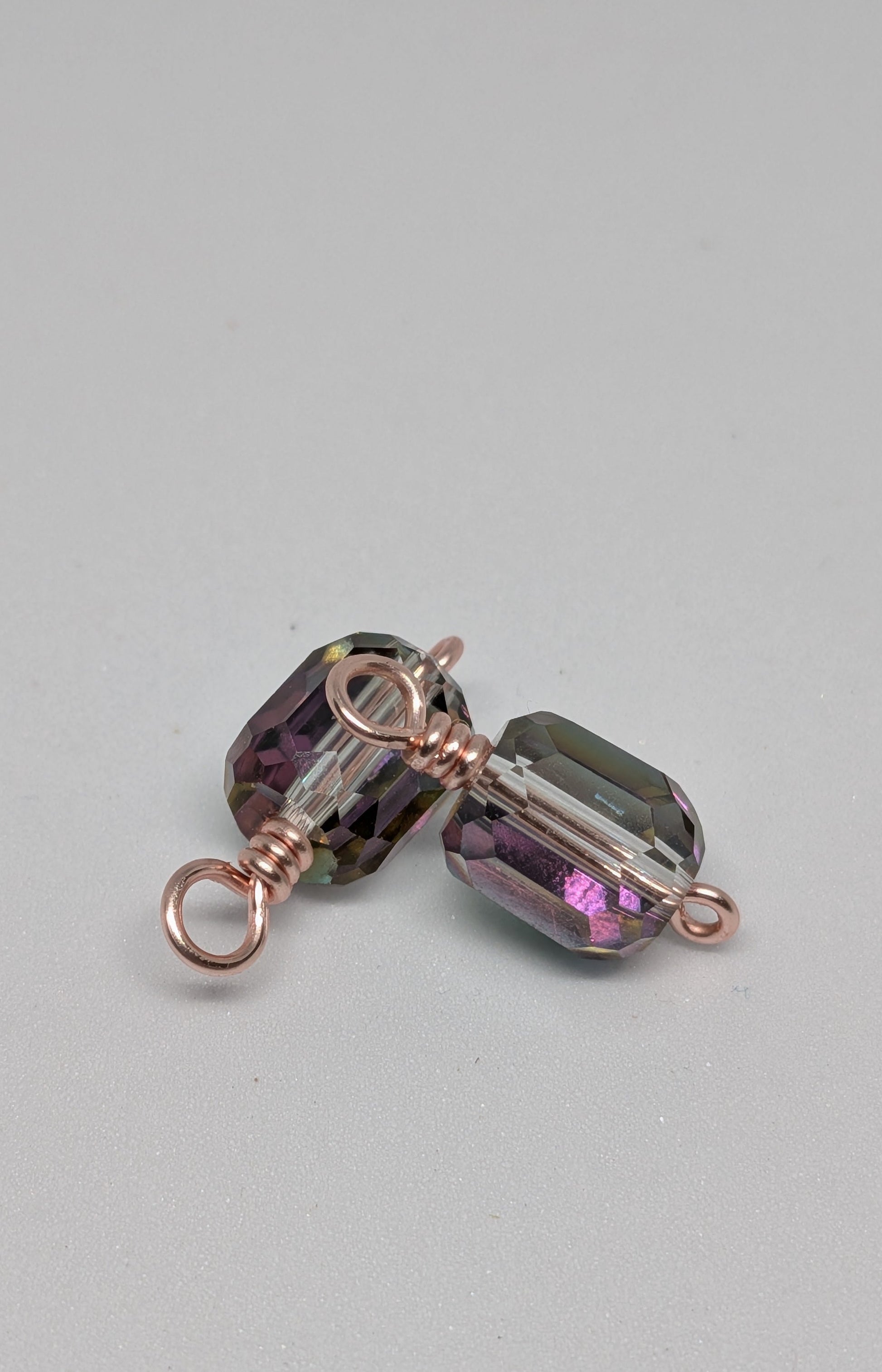 Facettierte Glasperle auf roségoldfarbenen Draht