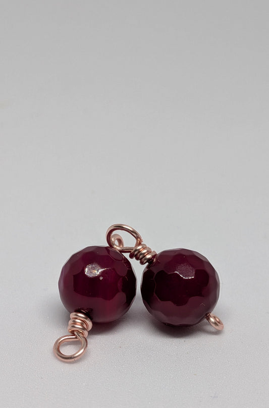 Facettierter Achat in dunkelrot/pink auf roségoldfarbenen Draht