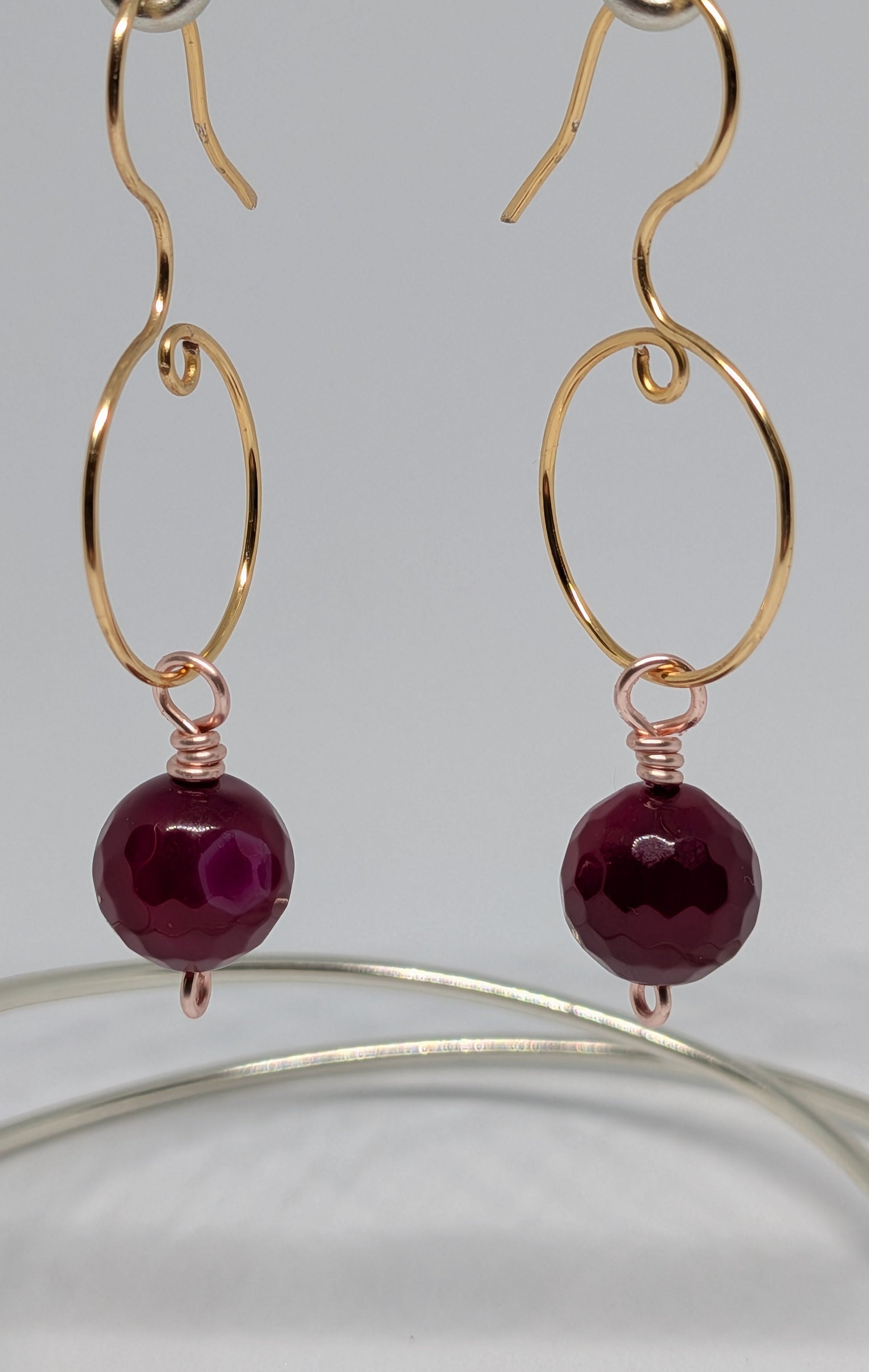 Facettierter Achat in dunkelrot/pink auf roségoldfarbenen Draht