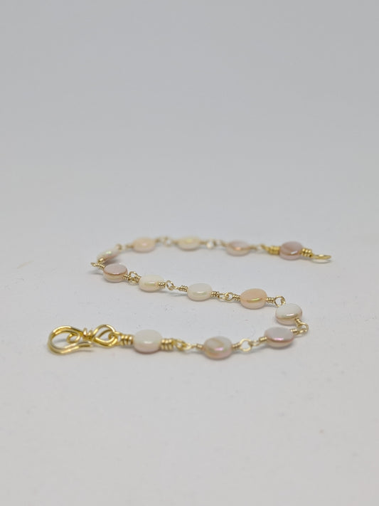 Elegantes Armband in Hellgold mit weißen Muschelperlen