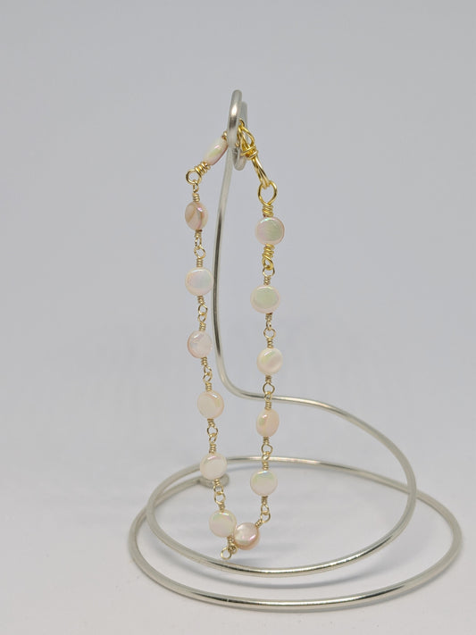 Elegantes Armband in Hellgold mit weißen Muschelperlen