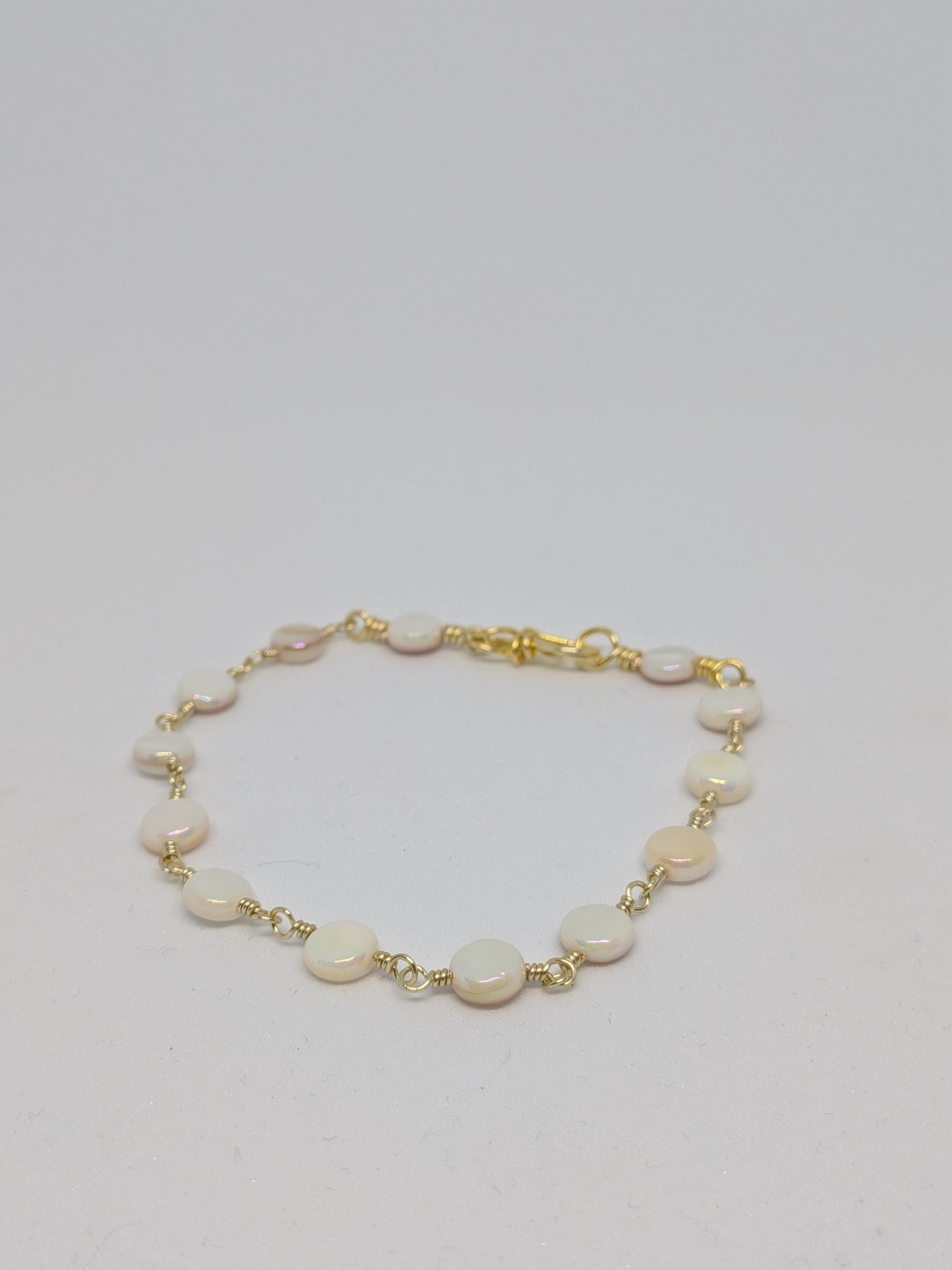 Elegantes Armband in Hellgold mit weißen Muschelperlen