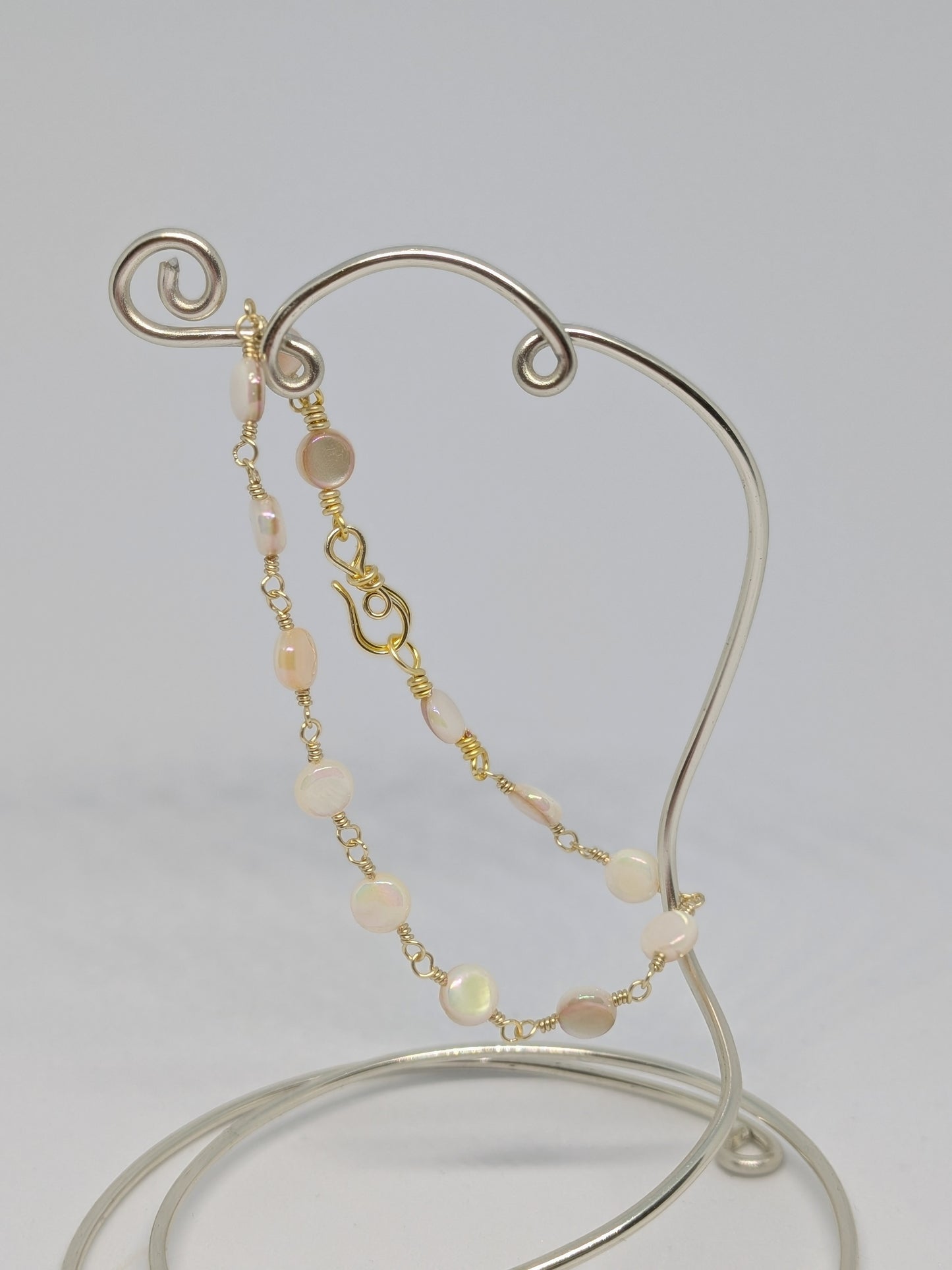 Elegantes Armband in Hellgold mit weißen Muschelperlen