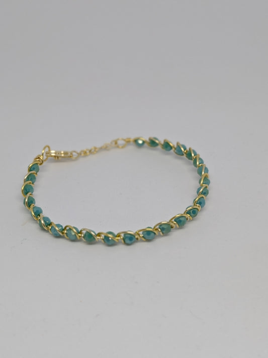 Elegantes Armband in Hellgold mit geschliffenen türkisen Glasperlen