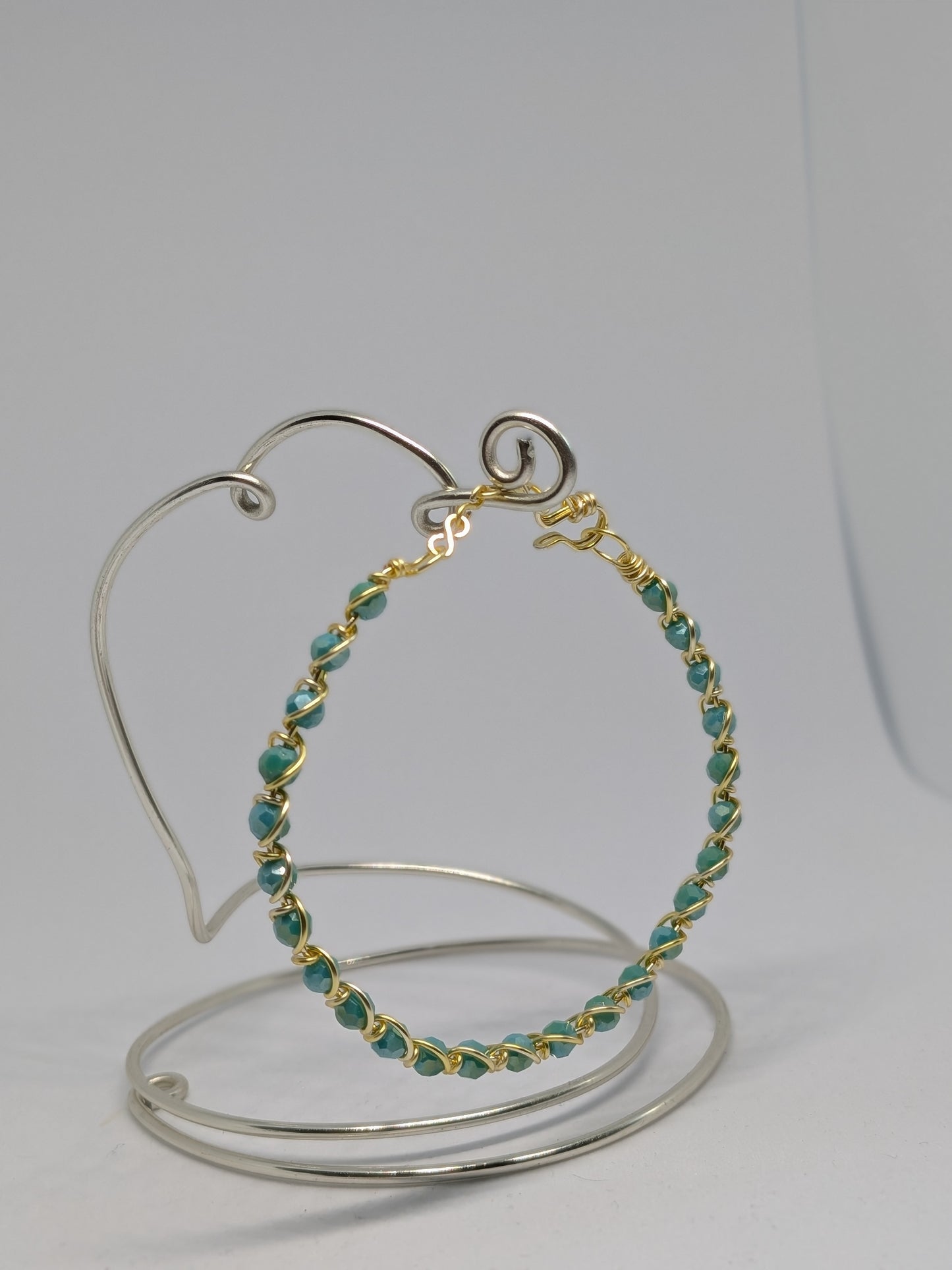 Elegantes Armband in Hellgold mit geschliffenen türkisen Glasperlen