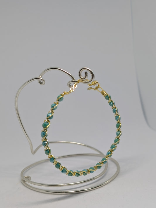 Elegantes Armband in Hellgold mit geschliffenen türkisen Glasperlen