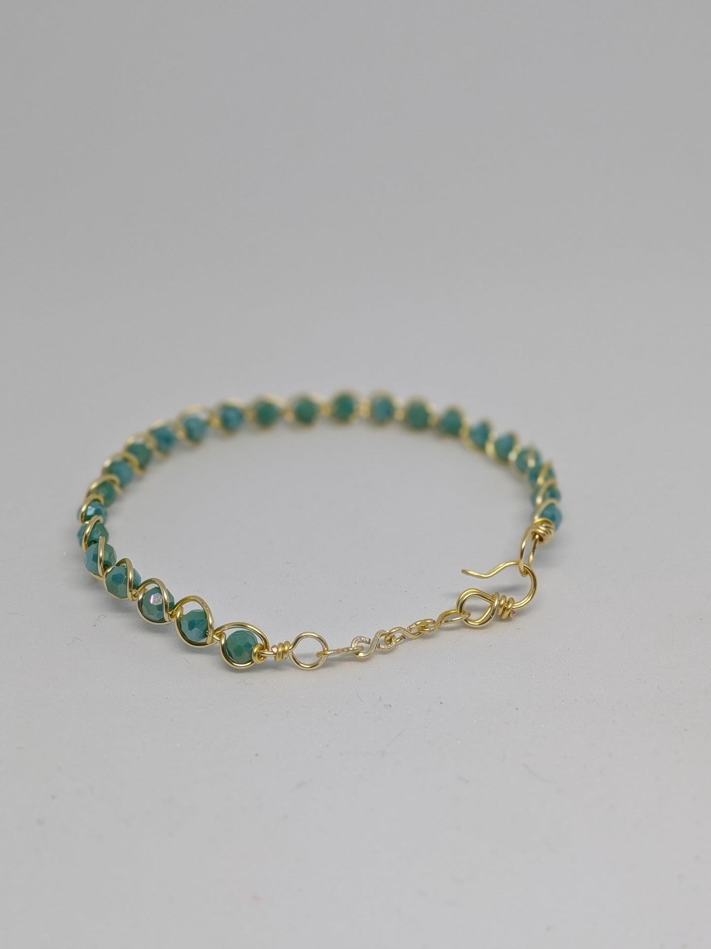 Elegantes Armband in Hellgold mit geschliffenen türkisen Glasperlen