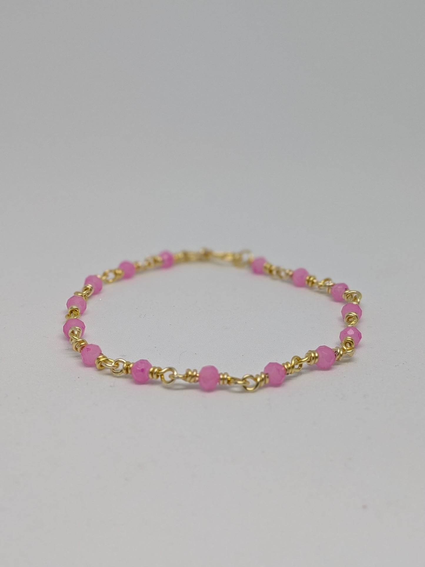 Elegantes Glieder-Armband in Hellgold mit geschliffenen pinken Glasperlen