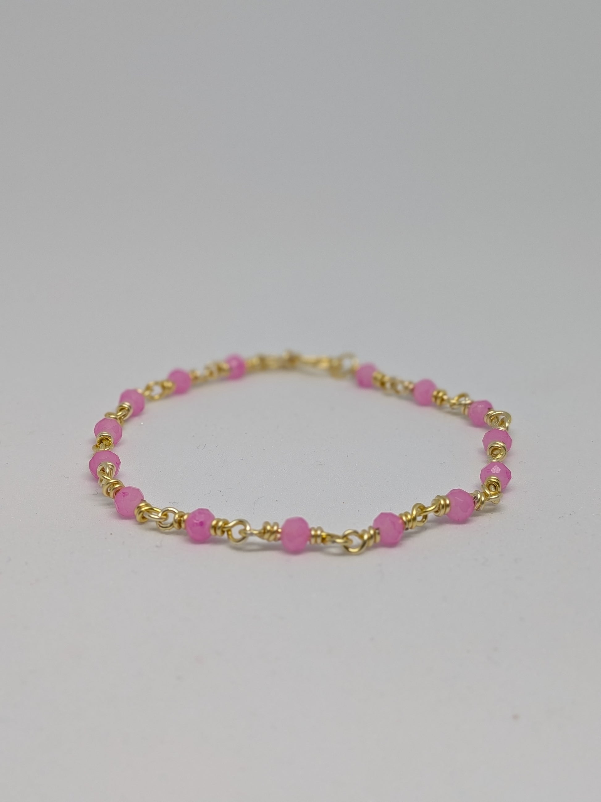 Elegantes Glieder-Armband in Hellgold mit geschliffenen pinken Glasperlen