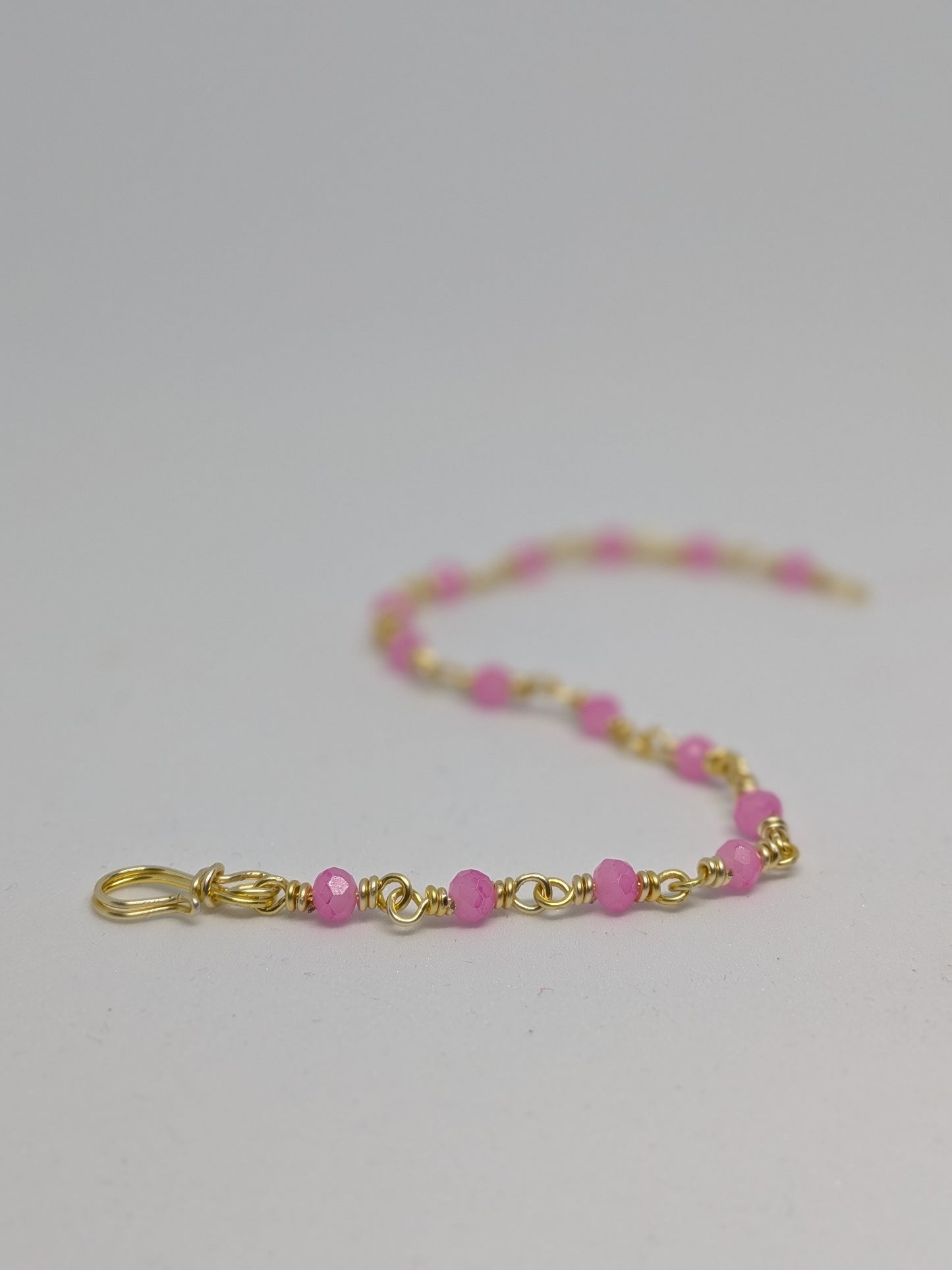 Elegantes Glieder-Armband in Hellgold mit geschliffenen pinken Glasperlen