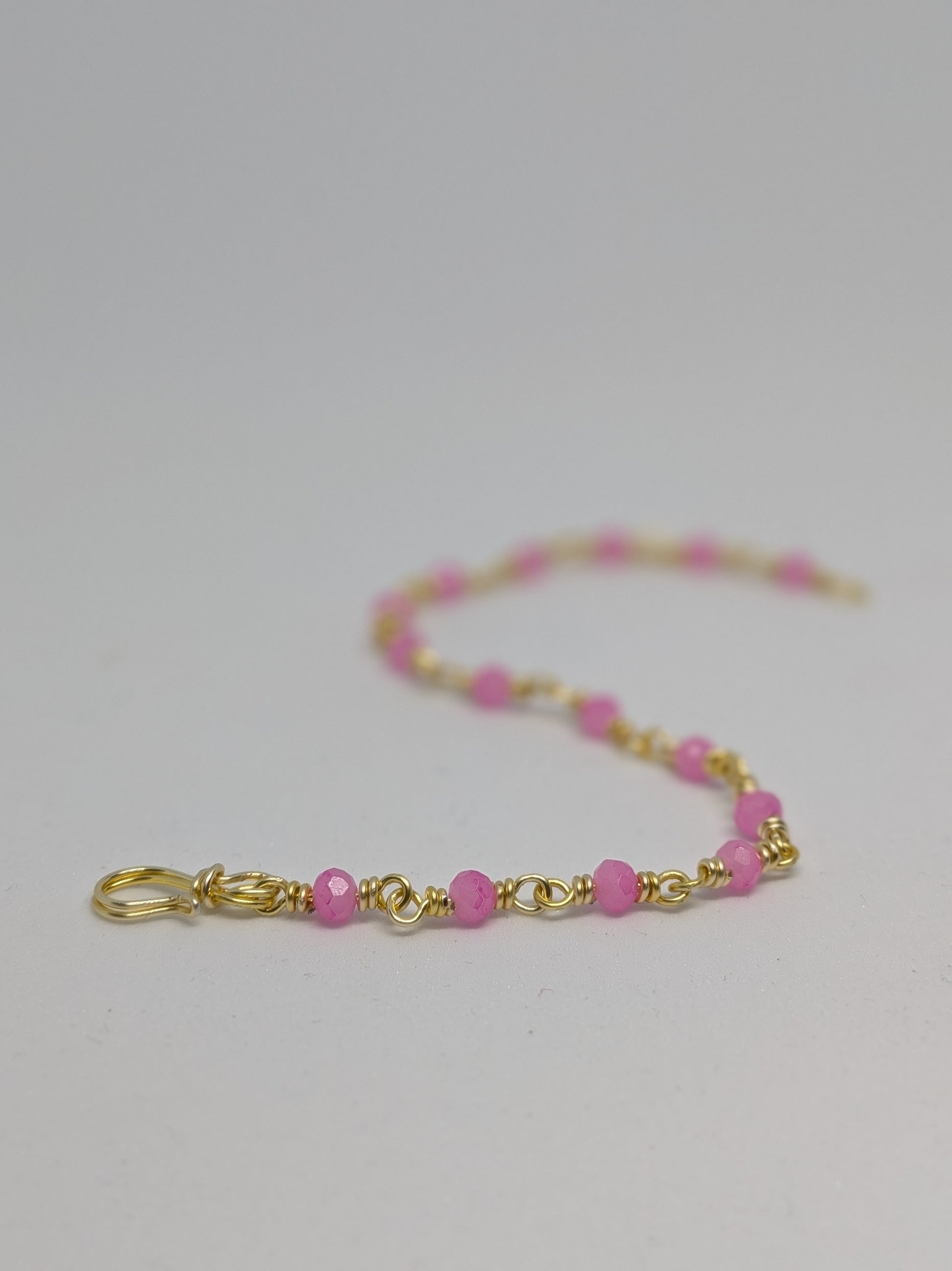 Elegantes Glieder-Armband in Hellgold mit geschliffenen pinken Glasperlen