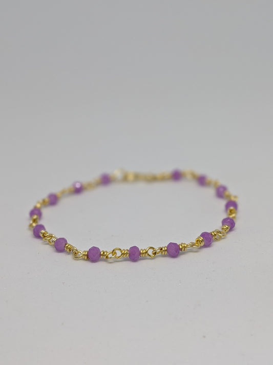 Elegantes Glieder-Armband in Hellgold mit geschliffenen fliederfarbenen Glasperlen