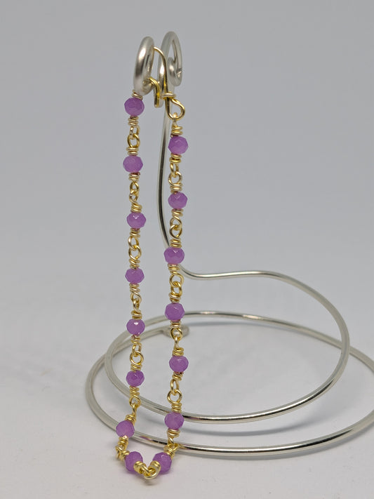 Elegantes Glieder-Armband in Hellgold mit geschliffenen fliederfarbenen Glasperlen