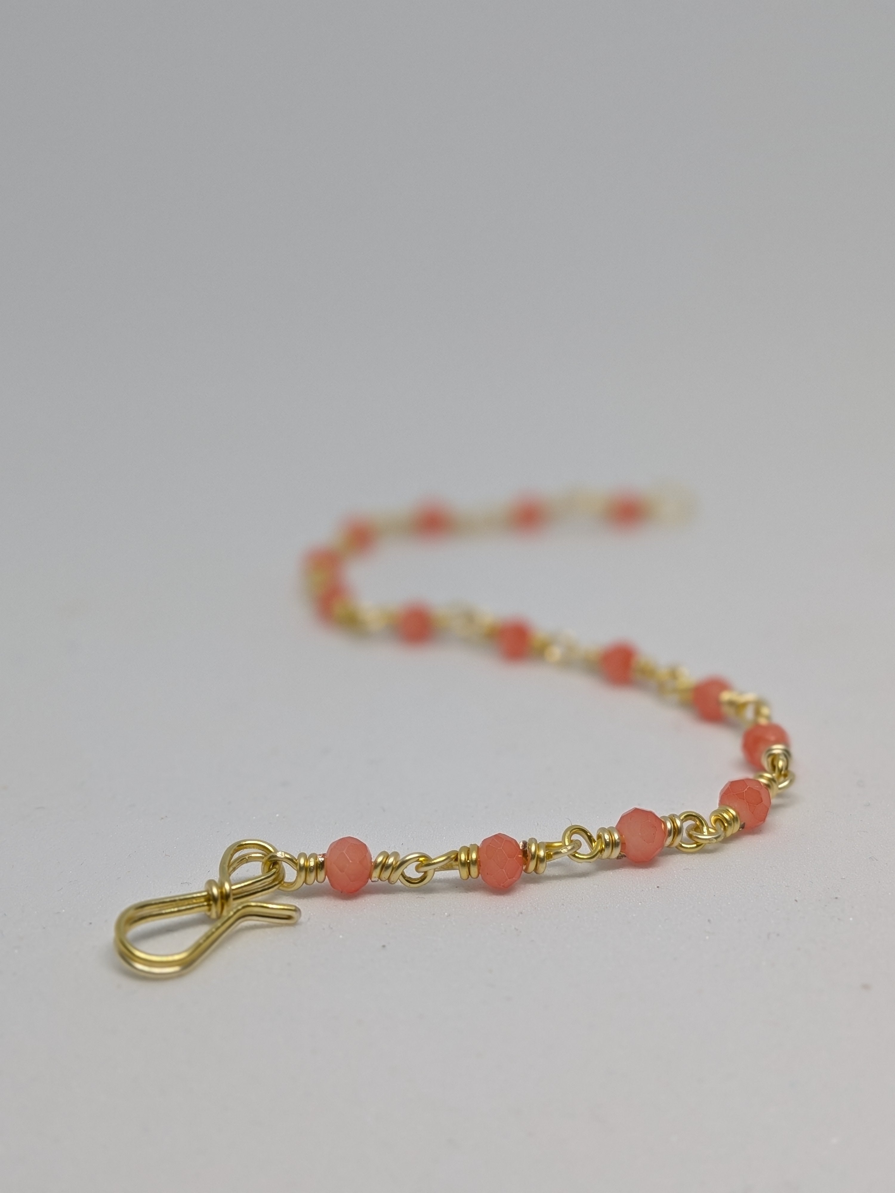 Elegantes Glieder-Armband in Hellgold mit geschliffenen orangefarbenen Glasperlen