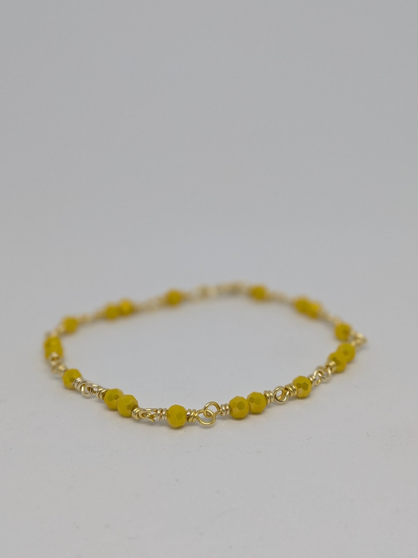 Elegantes Glieder-Armband in Hellgold mit geschliffenen gelben Glasperlen