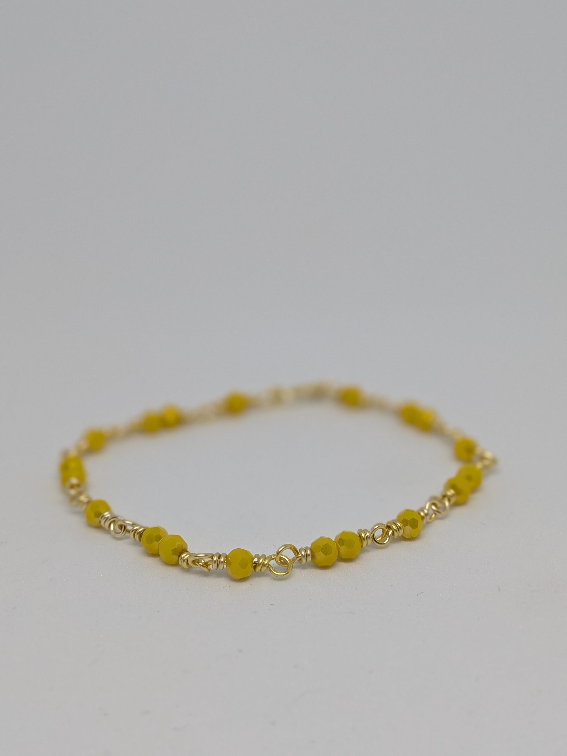 Elegantes Glieder-Armband in Hellgold mit geschliffenen gelben Glasperlen