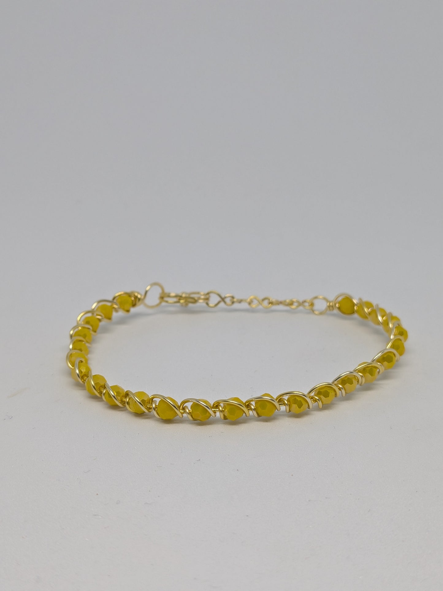 Elegantes Armband in Hellgold mit geschliffenen sommerlich gelben Glasperlen