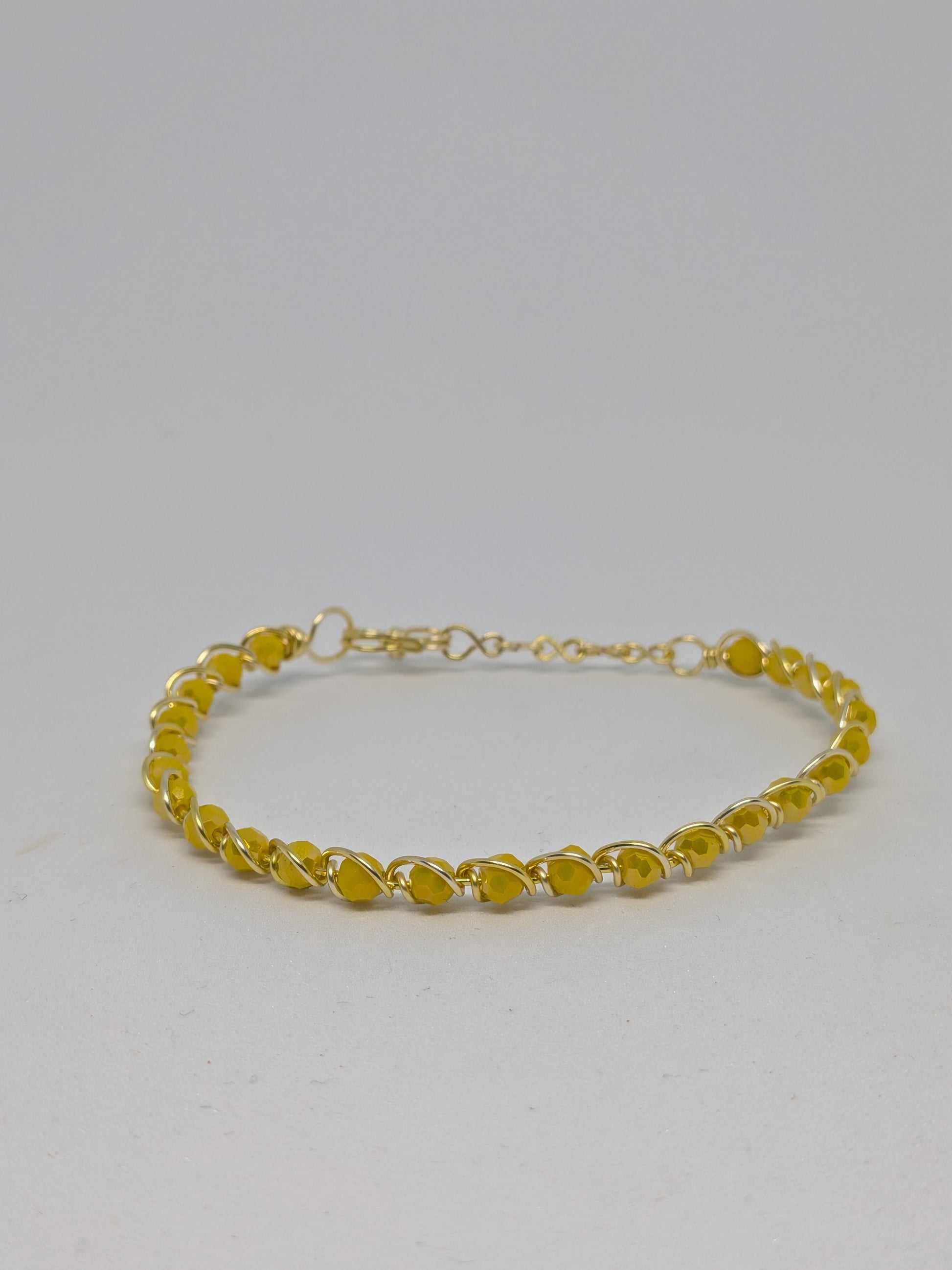 Elegantes Armband in Hellgold mit geschliffenen sommerlich gelben Glasperlen