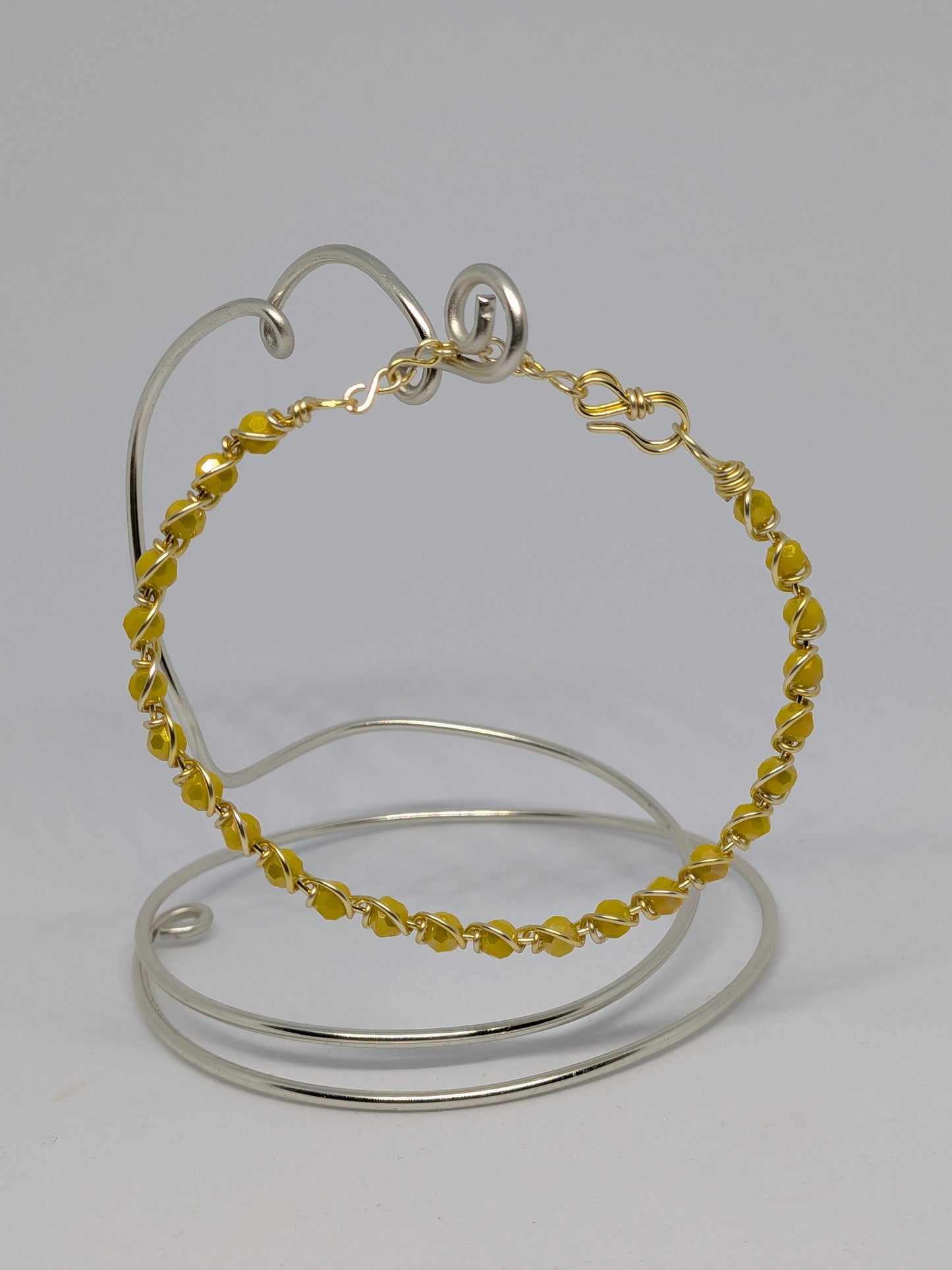 Elegantes Armband in Hellgold mit geschliffenen sommerlich gelben Glasperlen