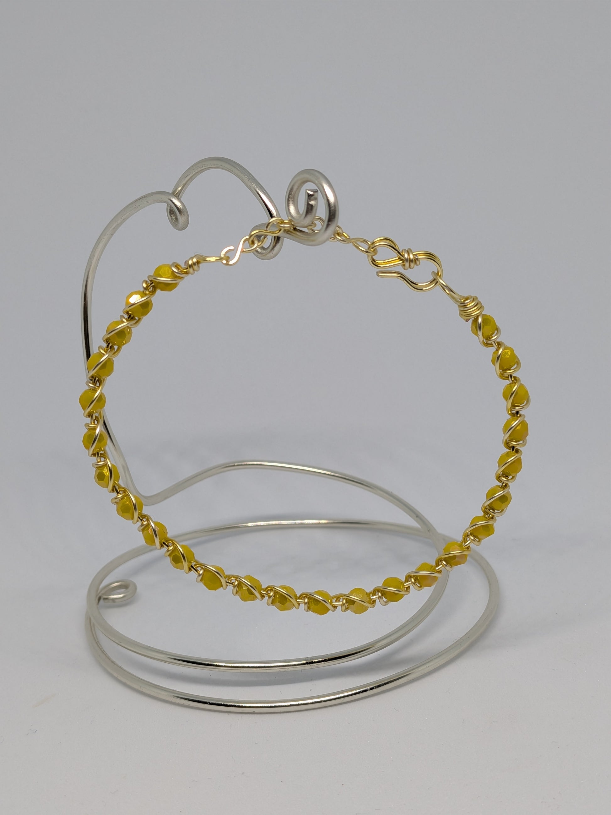 Elegantes Armband in Hellgold mit geschliffenen sommerlich gelben Glasperlen