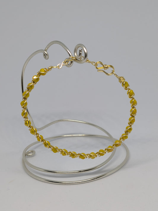 Elegantes Armband in Hellgold mit geschliffenen sommerlich gelben Glasperlen