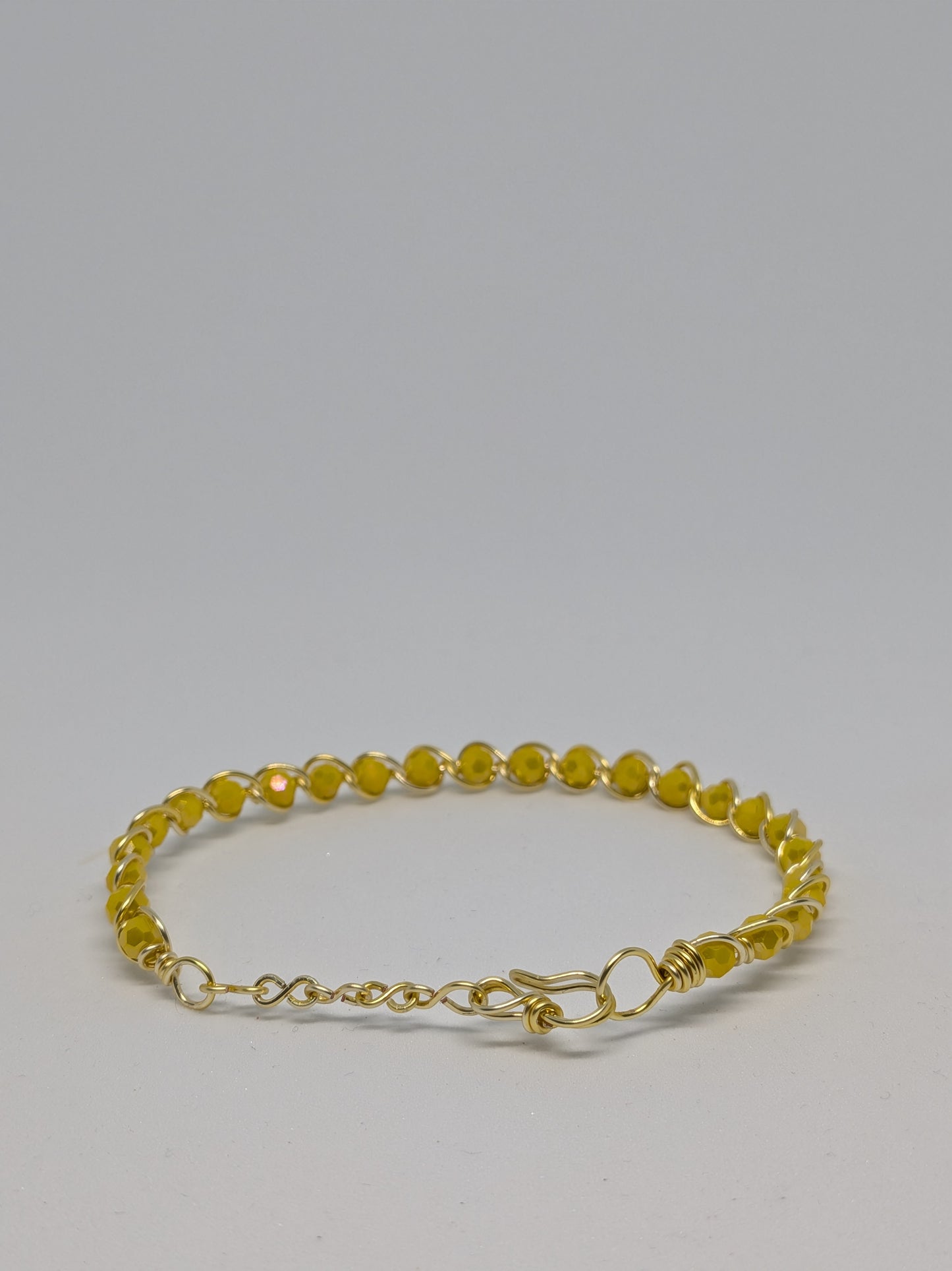 Elegantes Armband in Hellgold mit geschliffenen sommerlich gelben Glasperlen