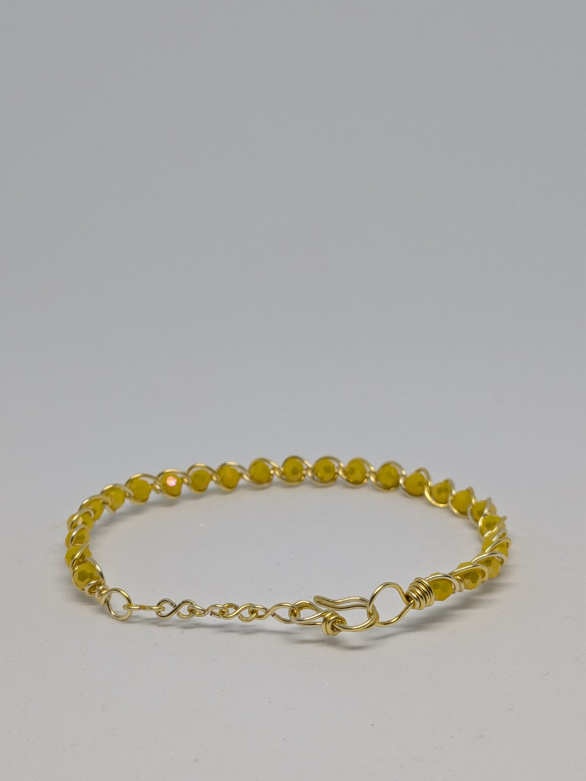 Elegantes Armband in Hellgold mit geschliffenen sommerlich gelben Glasperlen