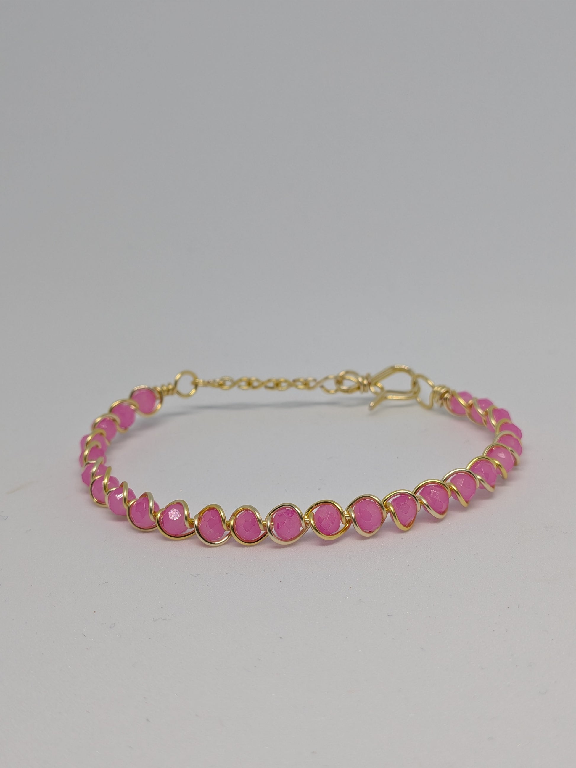 Elegantes Armband in Hellgold mit geschliffenen pinken Glasperlen