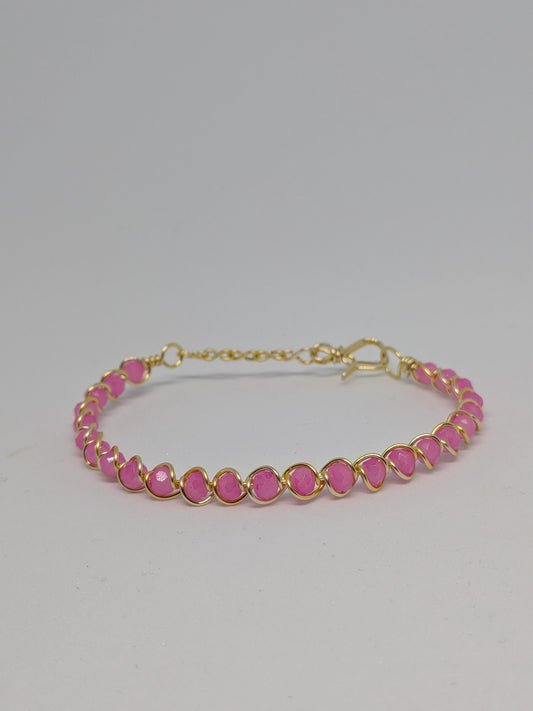 Elegantes Armband in Hellgold mit geschliffenen pinken Glasperlen
