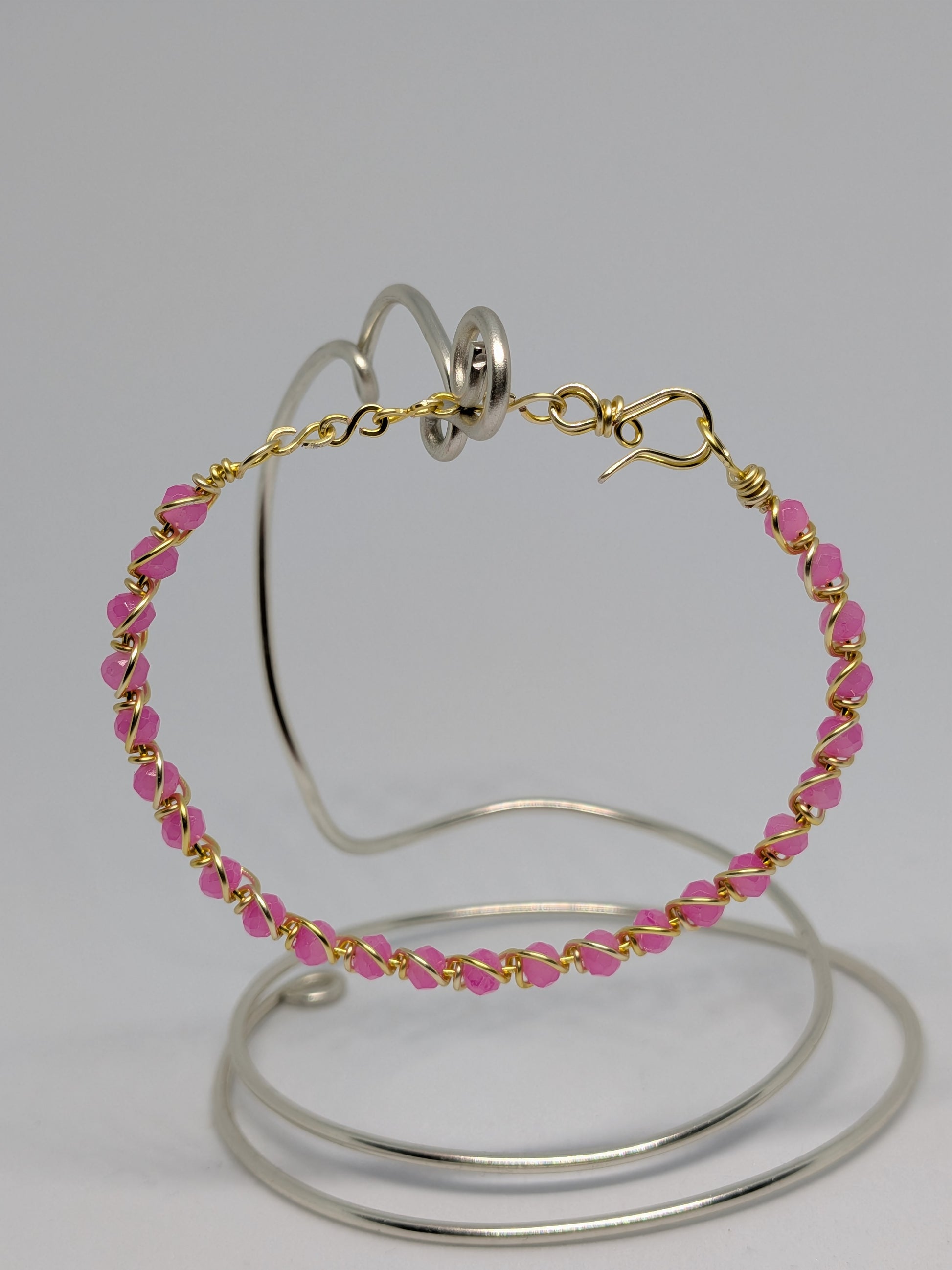 Elegantes Armband in Hellgold mit geschliffenen pinken Glasperlen