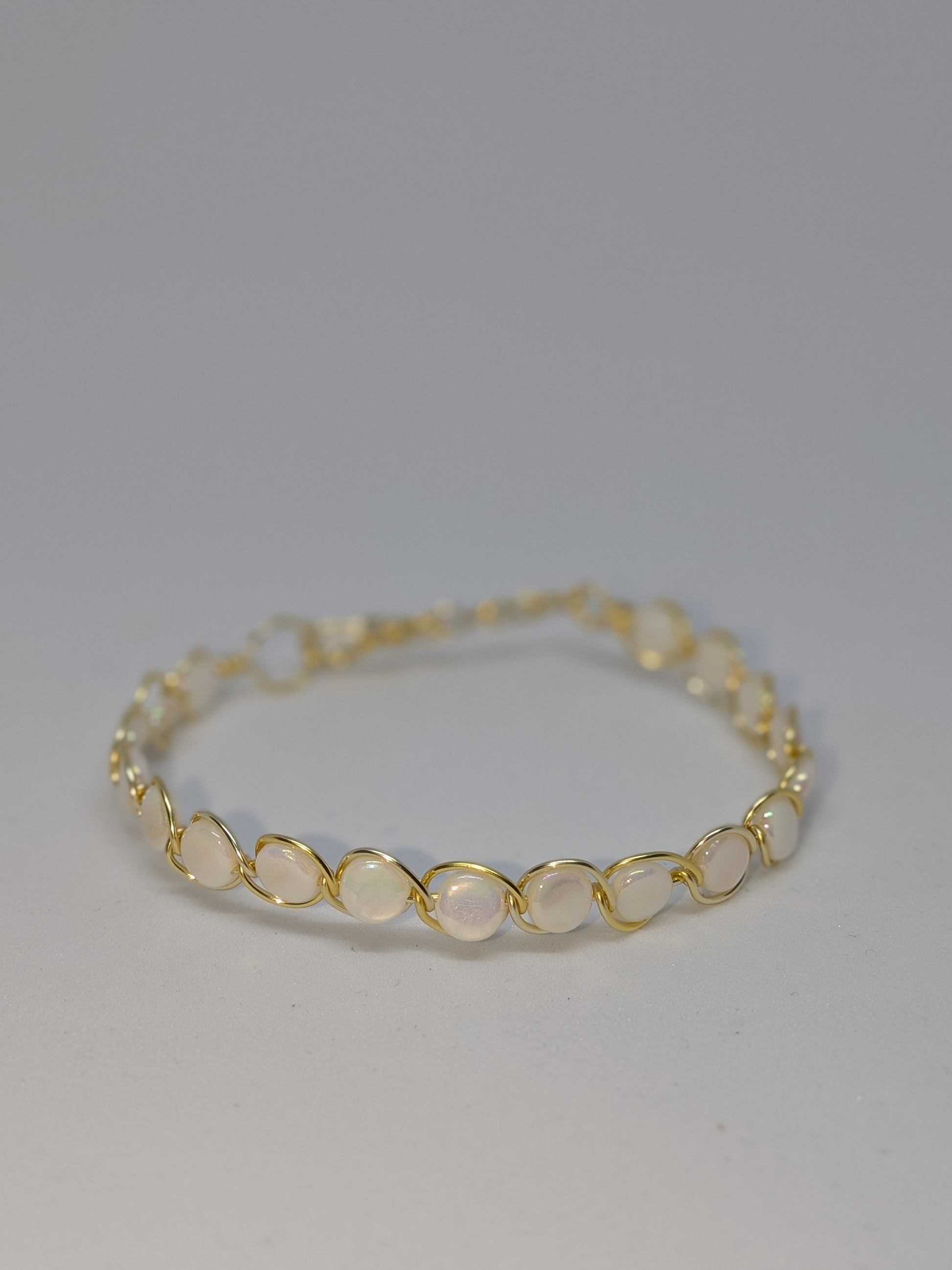 Elegantes Armband in Hellgold mit weißen Muschelperlen