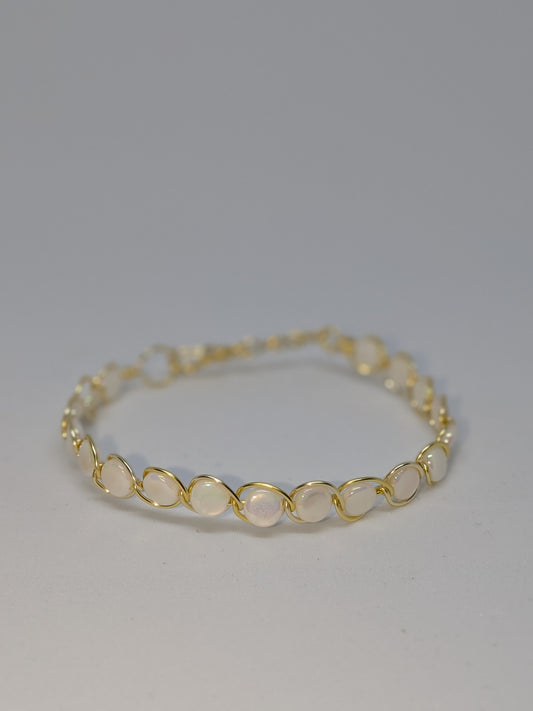 Elegantes Armband in Hellgold mit weißen Muschelperlen