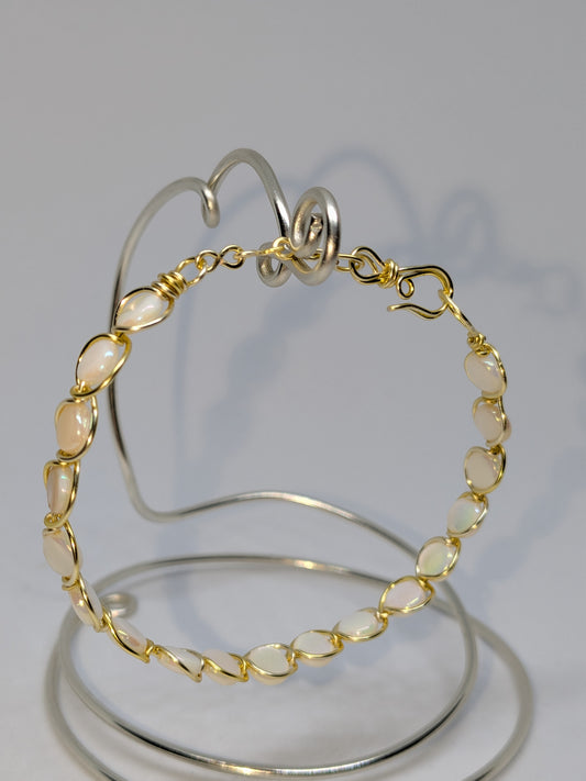 Elegantes Armband in Hellgold mit weißen Muschelperlen