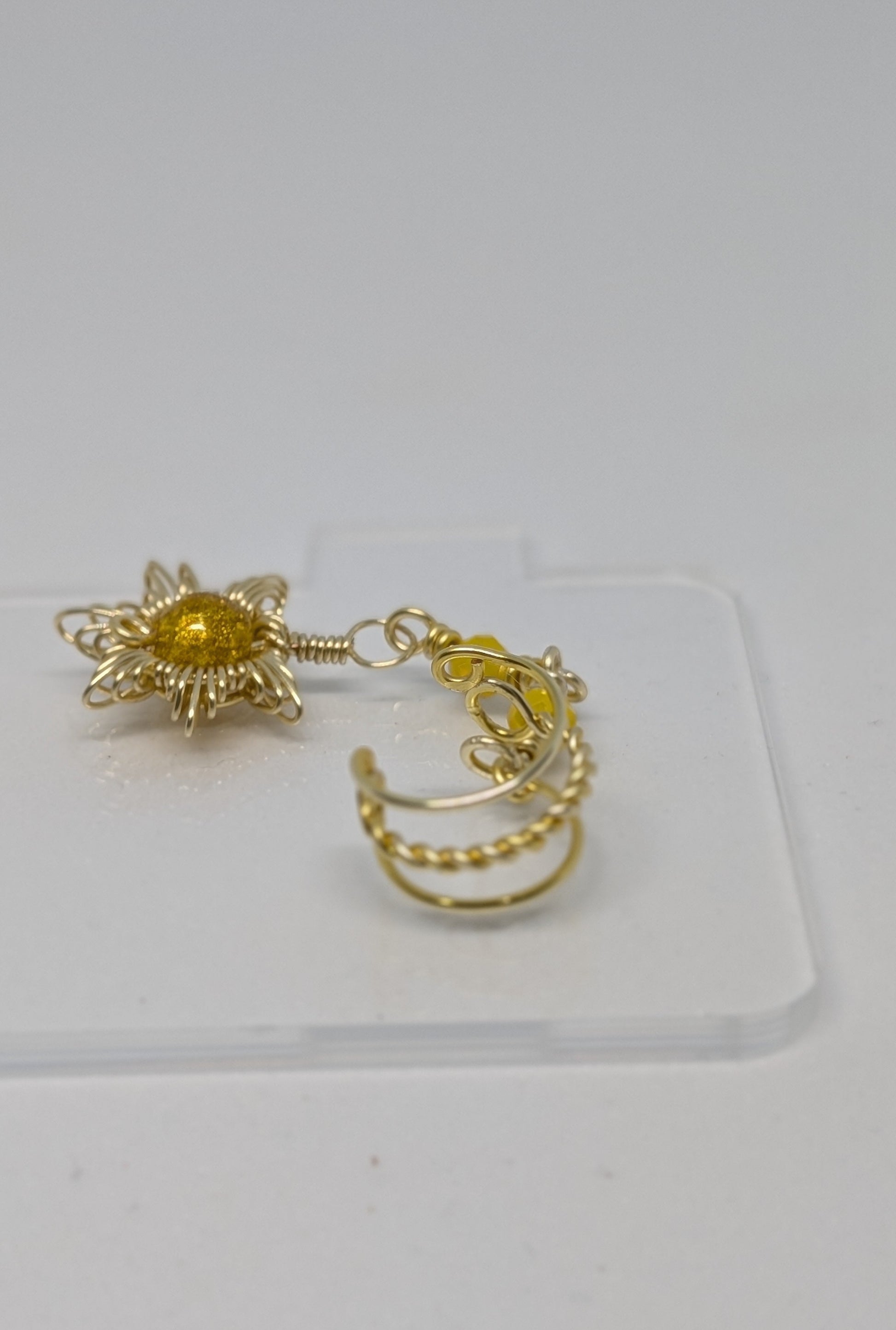 Earcuffs in Hellgold mit Sonnenanhänger