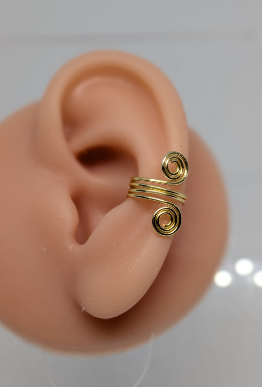 Einzelner Earcuff in Hellgold mit dekorativen Spiralen
