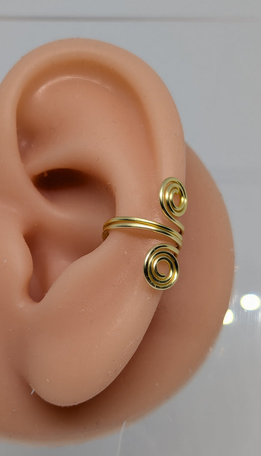 Einzelner Earcuff in Hellgold mit dekorativen Spiralen