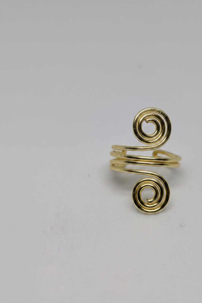 Einzelner Earcuff in Hellgold mit dekorativen Spiralen