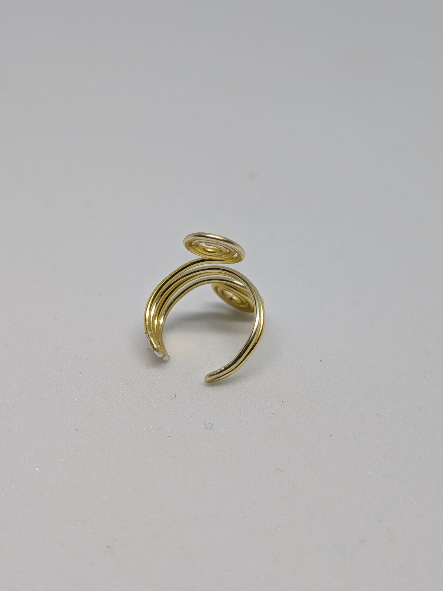 Einzelner Earcuff in Hellgold mit dekorativen Spiralen